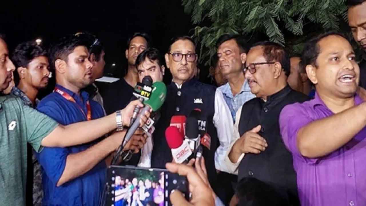 সাংবাদিকদের সঙ্গে কথা বলছেন ওবায়দুল কাদের। ছবি: সংগৃহীত