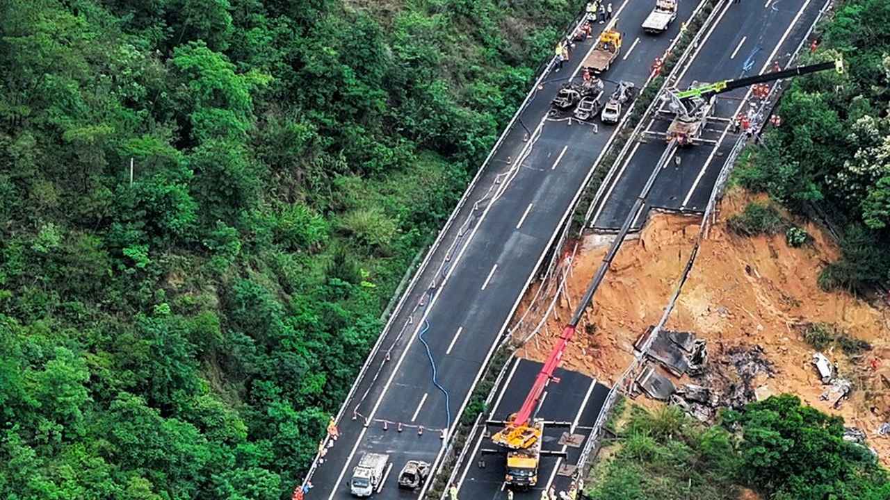 চীনের দক্ষিণাঞ্চলীয় গুয়াংডং প্রদেশে একটি মহাসড়কে এক পাশে ধসে পড়ে / ছবি: এবিসি নিউজ