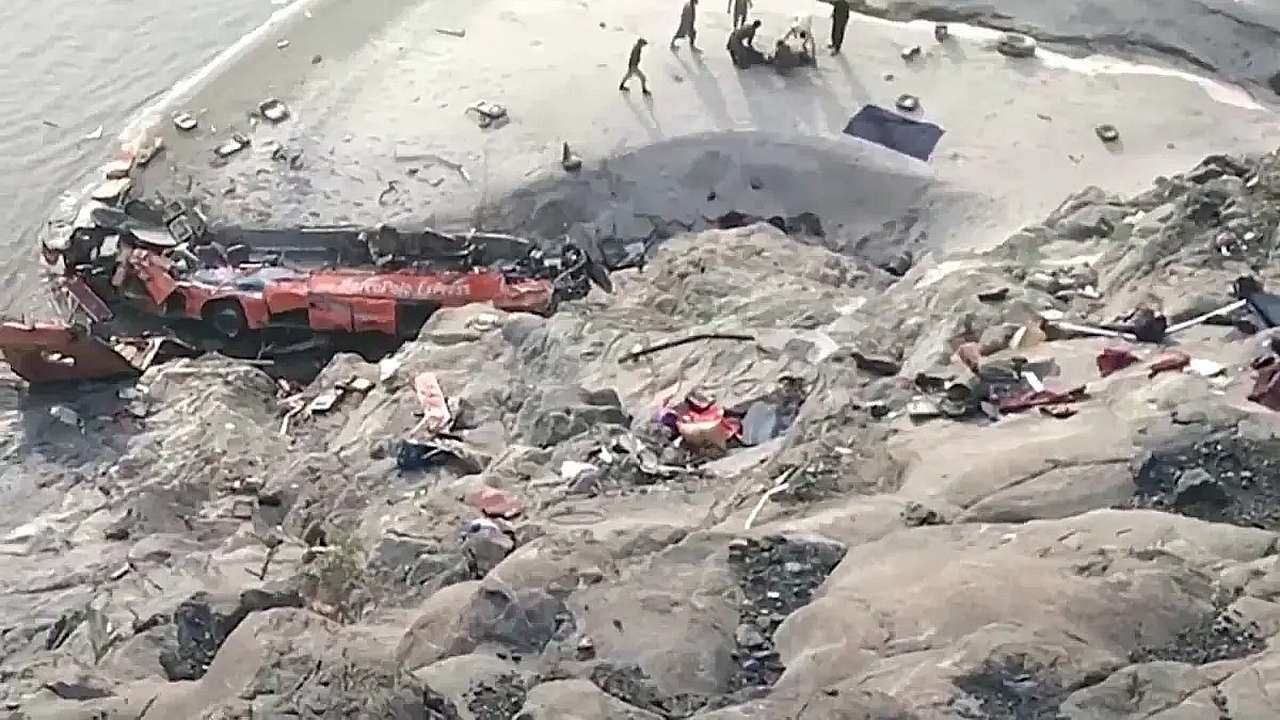 গিলগিট বালতিস্তানের কারাকোরাম হাইওয়েতে সড়ক দূর্ঘটনা / ছবি: গ্লোবালনিউজ