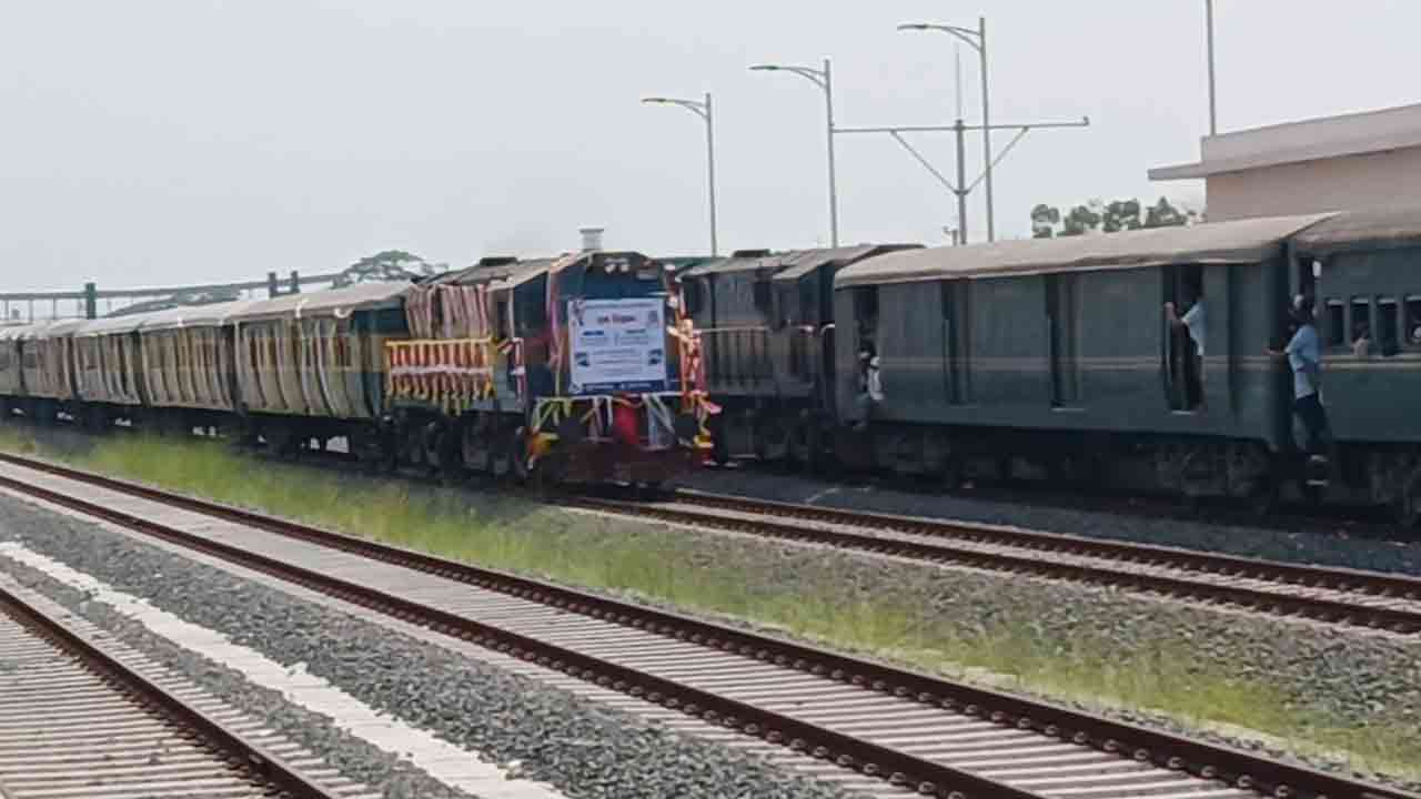 রাজবাড়ীতে দুটি কমিউটার ট্রেনের উদ্বোধন