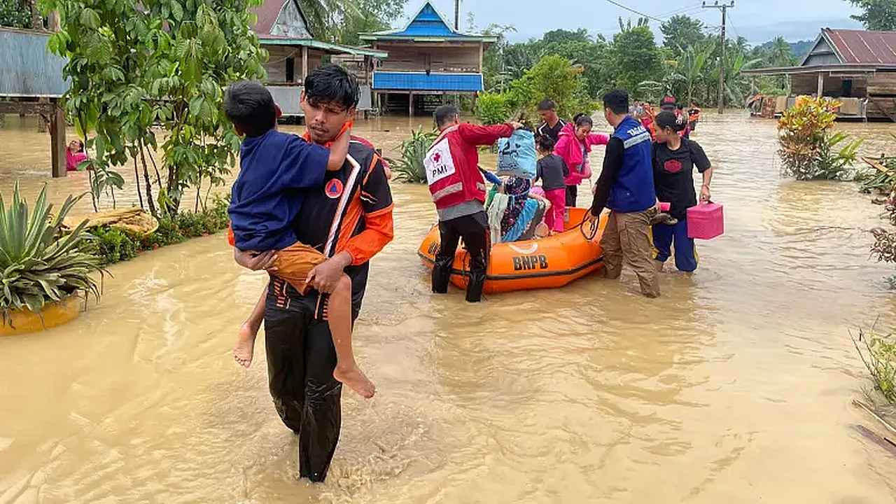 ইন্দোনেশিয়ায় সৃষ্ট বন্যা ও ভূমিধসে অন্তত ১৪ জনের মৃত্যু, ১১৫ জনকে সরিয়ে নেয়া হয়েছে / ছবি: আলজাজিরা