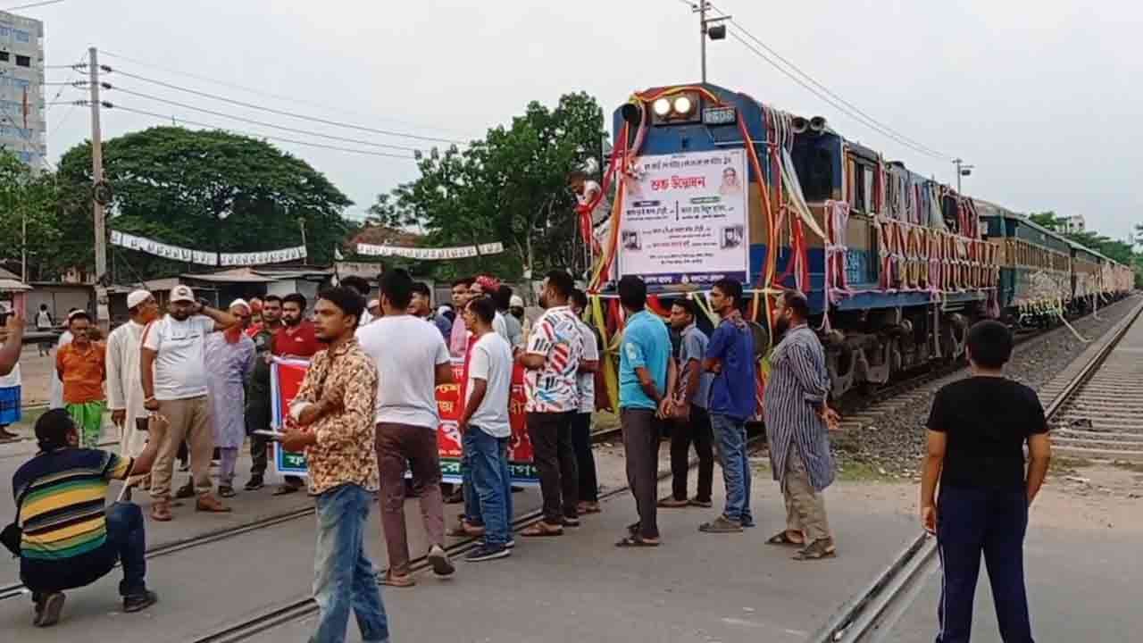ফরিদপুর রেলস্টেশনে ঢাকামুখী কমিউটার ট্রেনের গতিরোধ