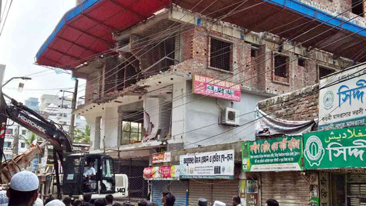 সিদ্ধিরগঞ্জে নকশা বহির্ভূত দুই ভবন ভাঙলো রাজউক