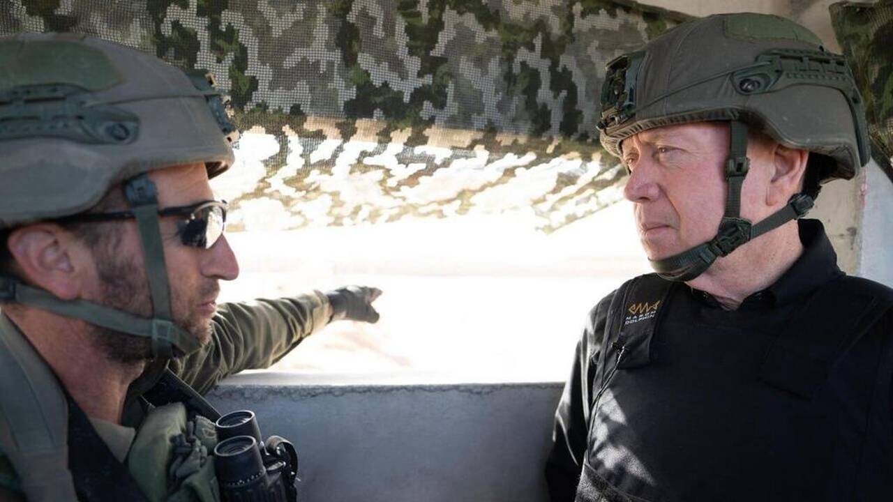 প্রতিরক্ষা মন্ত্রী ইয়োভ গ্যালান্ট (ডানে) মধ্য গাজায় সৈন্যদের পরিদর্শন করছেন / ছবি: ইসরায়েল প্রতিরক্ষা মন্ত্রণালয়