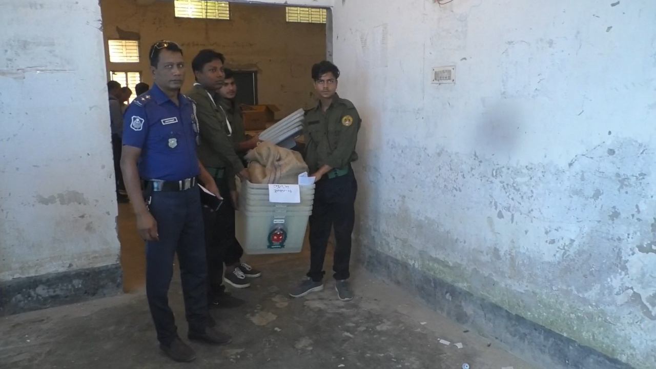 নির্বাচনী মালামালা বুঝিয়ে দেয়া হয় / ছবি: দেশ টিভি