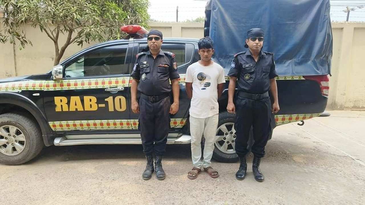 আন্তঃজেলা মাদক ব্যবসায়ী মোঃ ওমর আলী (৩৯) / ছবিঃ দেশ টিভি