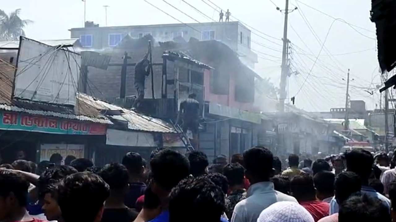 শরীয়তপুরে অগ্নিকাণ্ডে ৯ দোকান ক্ষতিগ্রস্ত / ছবিঃ দেশ টিভি