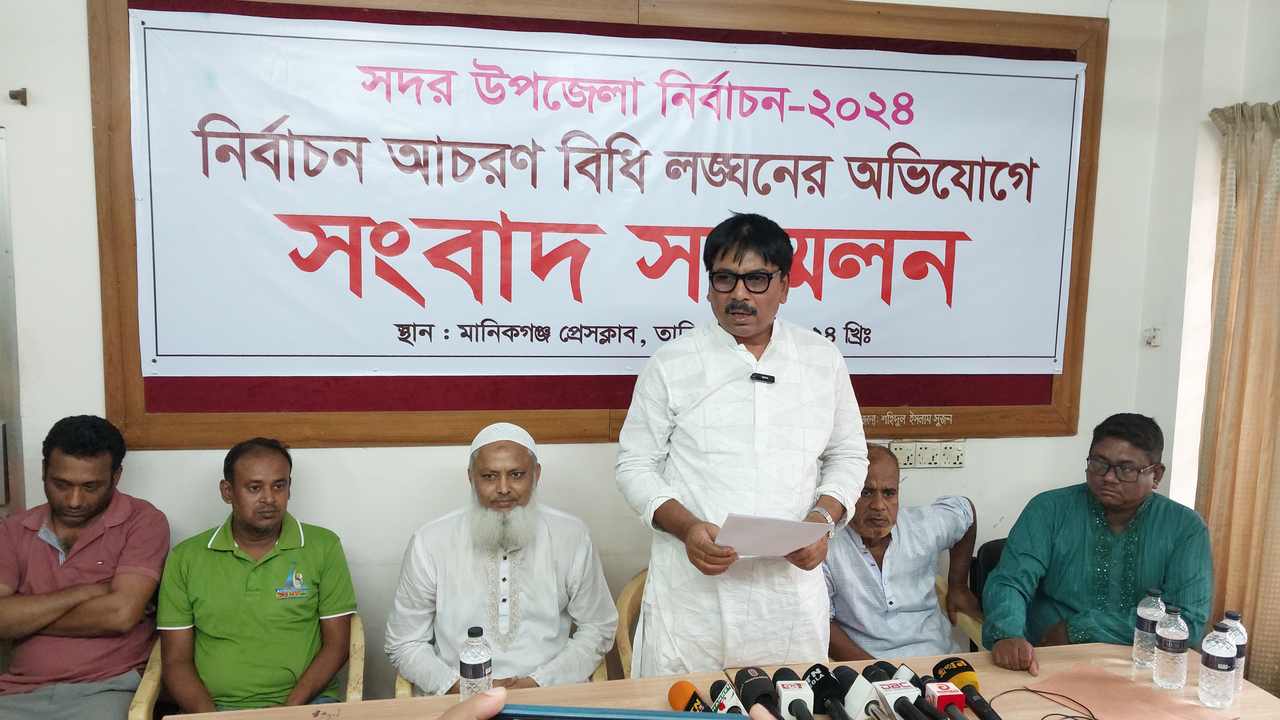 মানিকগঞ্জ প্রেসক্লাবের সম্মেলন কক্ষে সংবাদ সম্মেলনে উপজেলা চেয়ারম্যান প্রার্থী সুদেব কুমার সাহা / ছবি: দেশ টিভি