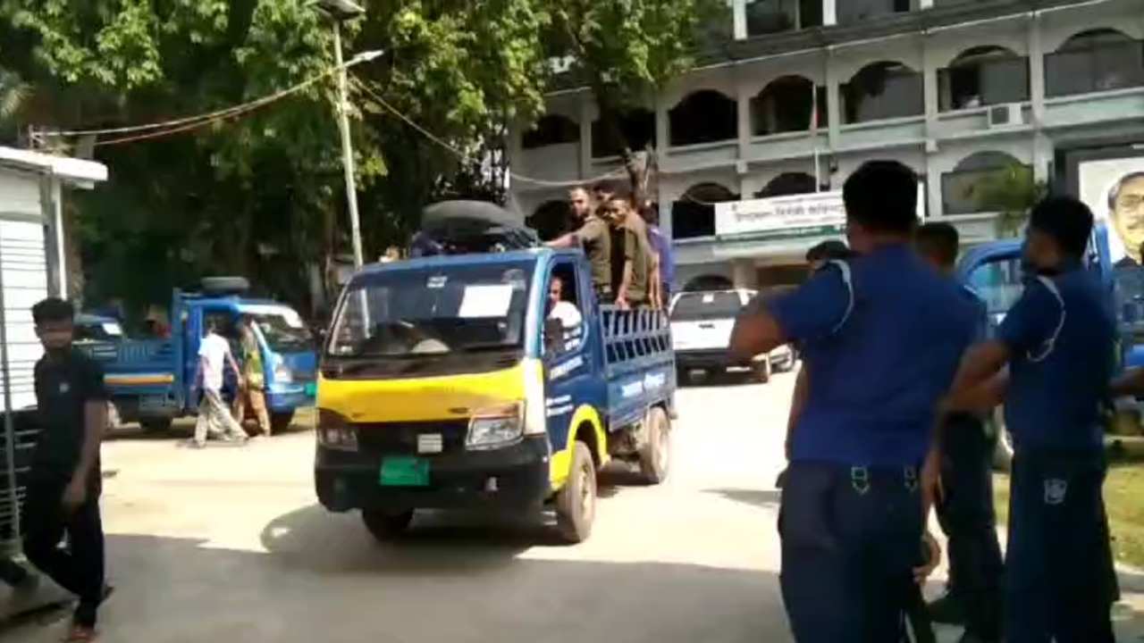মুন্সিগঞ্জের গজারিয়ায় যাচ্ছে নির্বাচনী সরঞ্জাম / ছবি: দেশ টিভি