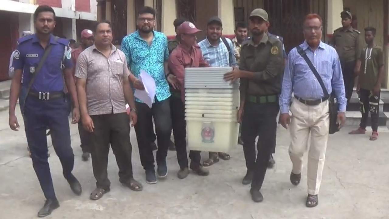 ফরিদপুরে ষষ্ঠ উপজেলা পরিষদ নির্বাচনে নির্বাচনী সকল সরঞ্জাম সরবরাহ হচ্ছে / ছবি: দেশ টিভি