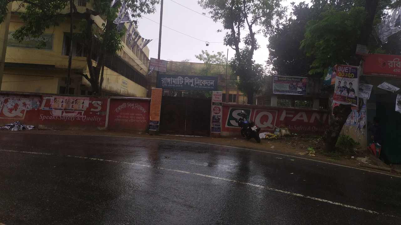 বৃষ্টি মাথায় নিয়ে শুরু হলো রাঙামাটির ভোট / ছবি: দেশ টিভি
