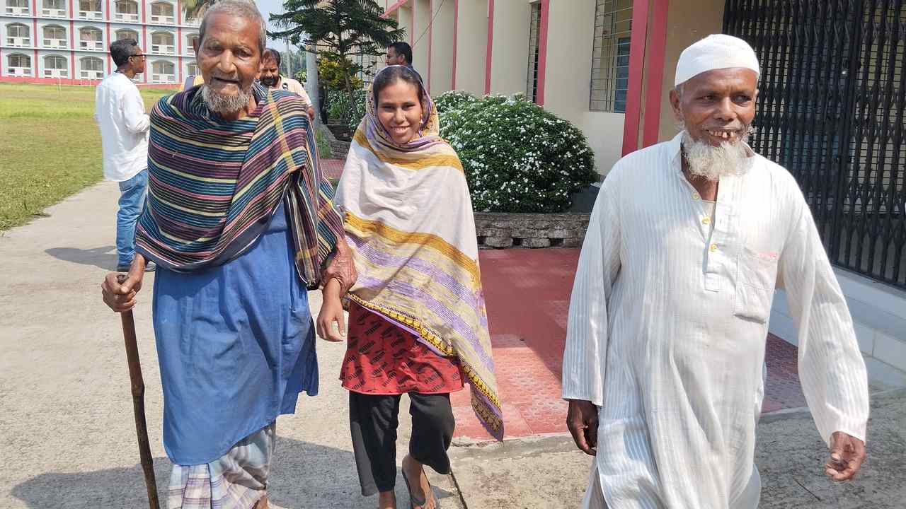 লাঠি ভরে ভোট কেন্দ্রে এসে প্রথমবার ইভিএমে ভোট দিলেন শতবর্ষী ইরফান / ছবিঃ দেশ টিভি