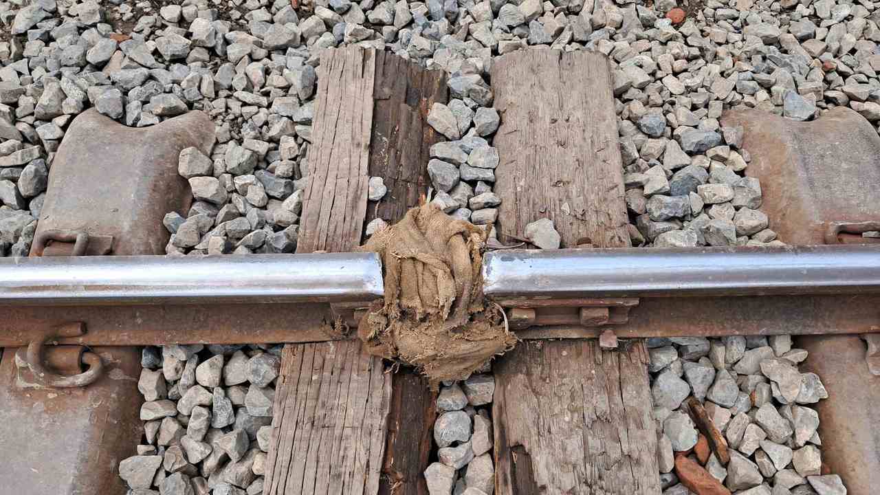 নাটোরে ভেঙ্গেছে রেললাইন / ছবিঃ দেশ টিভি