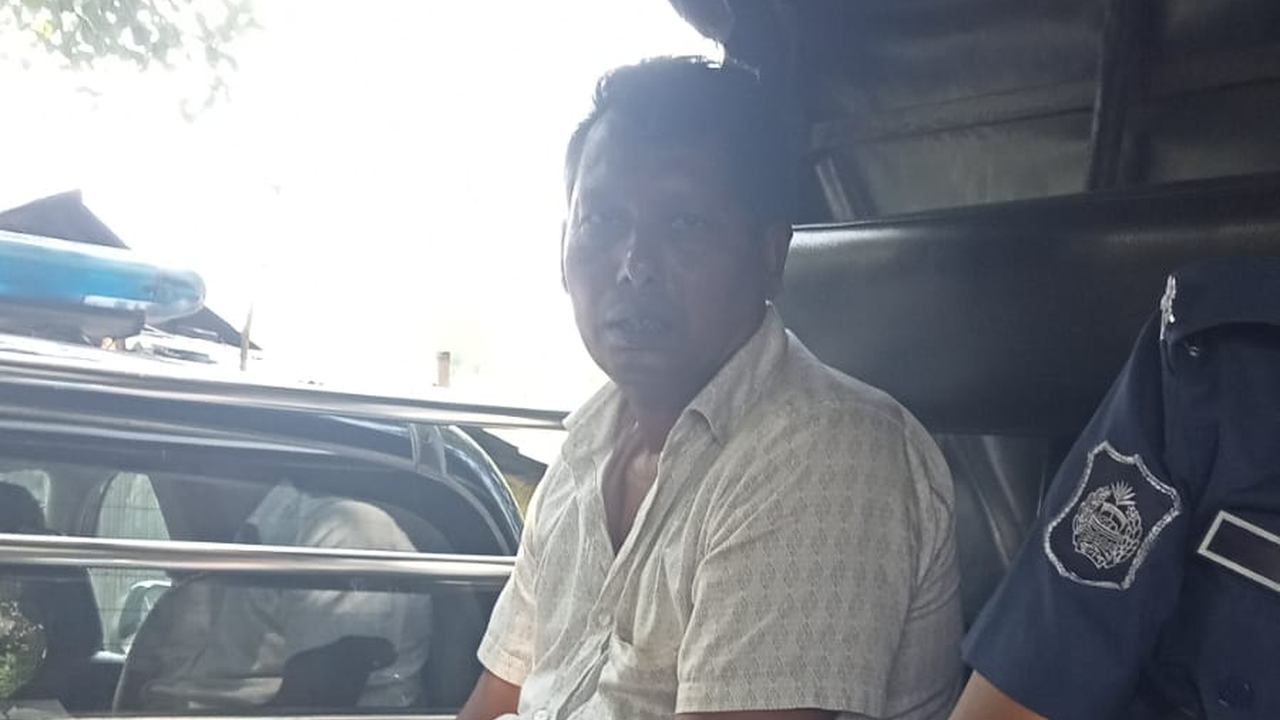 ভোটারদের বাধা দেওয়ায়র অভিযোগে কার্পাসডাঙ্গা ইউনিয়ের ২ নম্বর ওয়ার্ডের মেম্বার আবু সিদ্দিক আটক / ছবিঃ দেশ টিভি