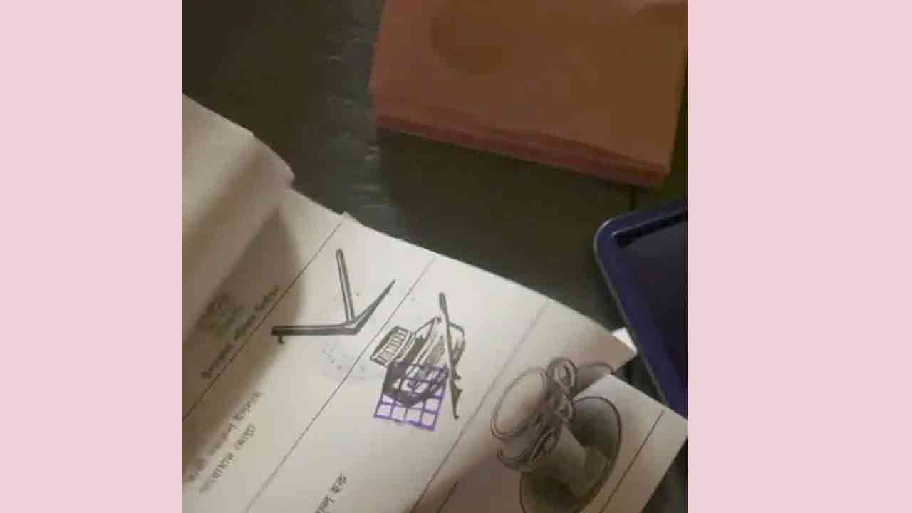 ব্যালট পেপারের পুরো বই জুড়ে দোয়াত কলমের সিল (ছবি-দেশ টিভি)