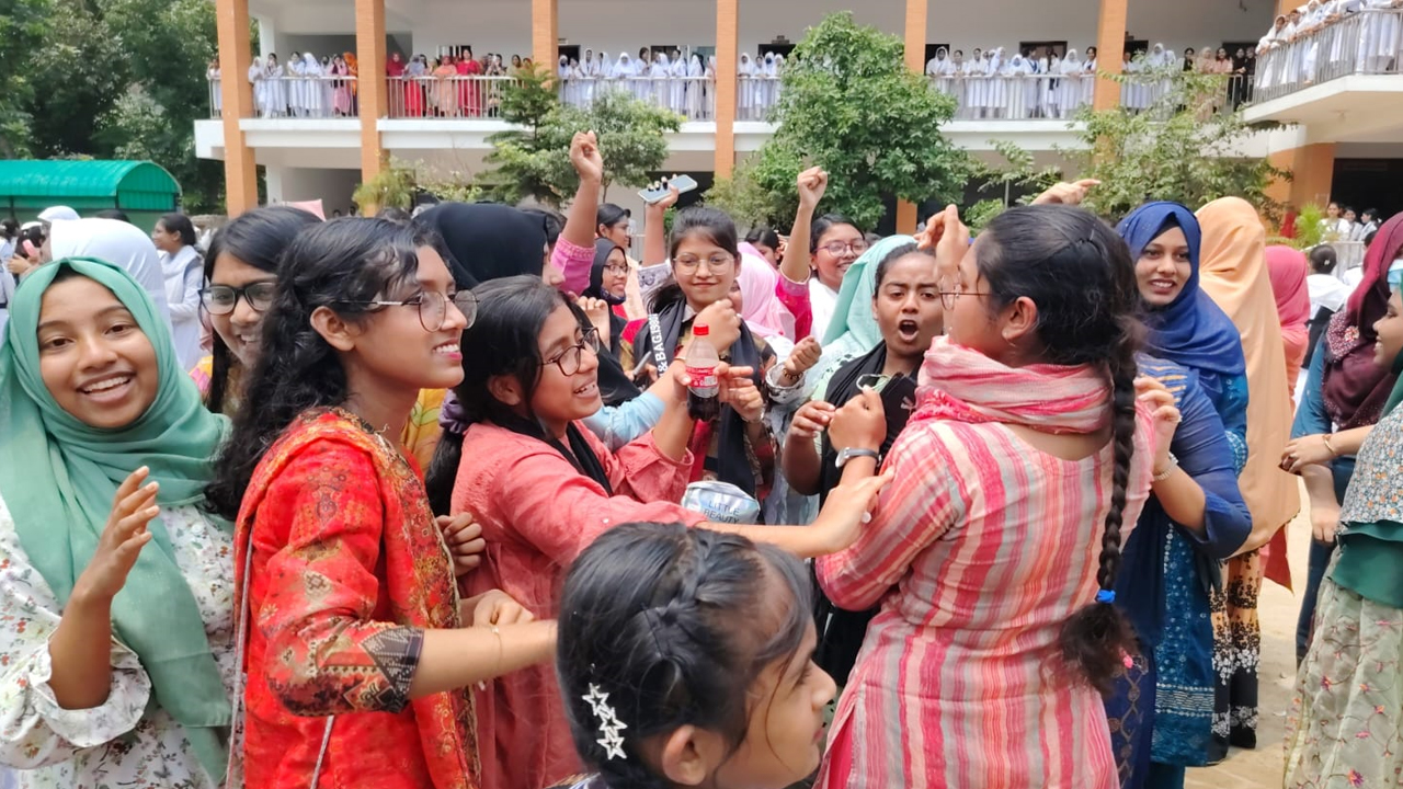 এসএসসির ফলাফলে দেশসেরা নাছিমা কাদির মোল্লা স্কুল