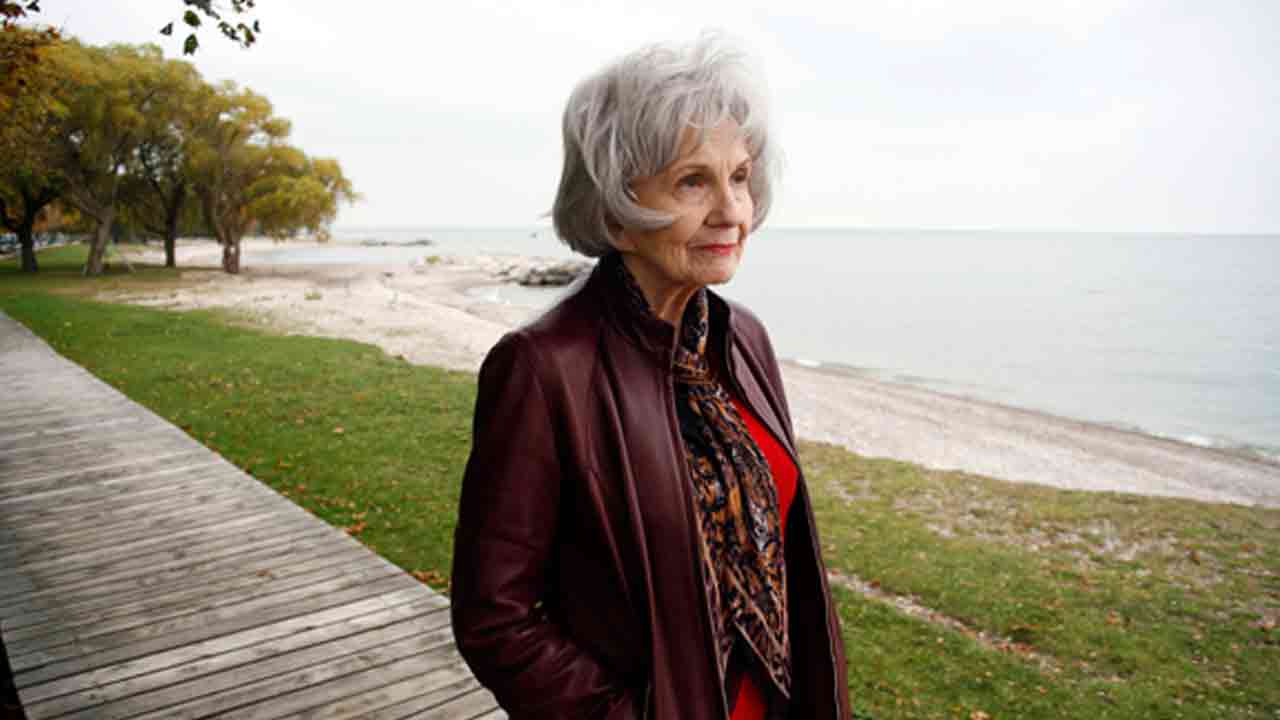 নোবেলজয়ী লেখিকা অ্যালিস মানরো আর নেই