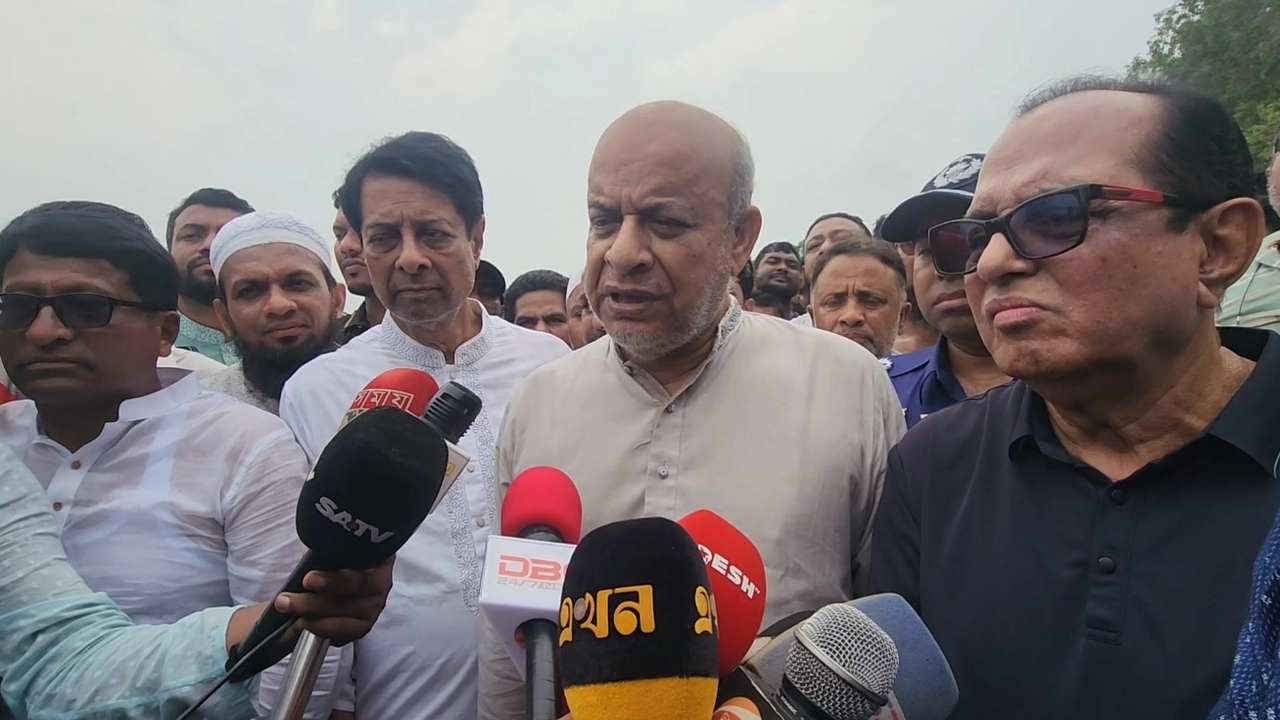 মাগুরায় প্রকল্প স্থান ঘুরে দেখেছেন রেলমন্ত্রী জিল্লুল হাকিম এমপি সহ রেলের ঊর্ধ্বতন কর্মকর্তারা