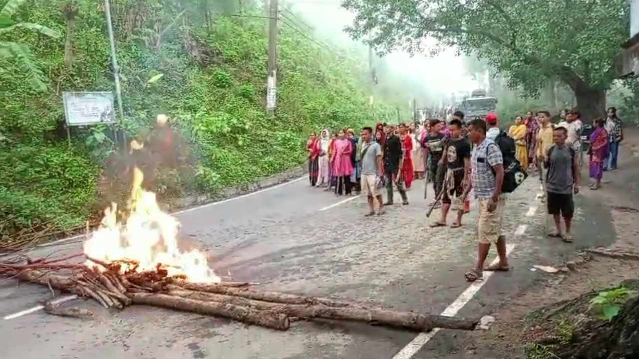 রাঙামাটির লংগদুতে ইউপিডিএফ এর ডাকা অর্ধদিবস অবরোধ চলছে / ছবিঃ দেশ টিভি