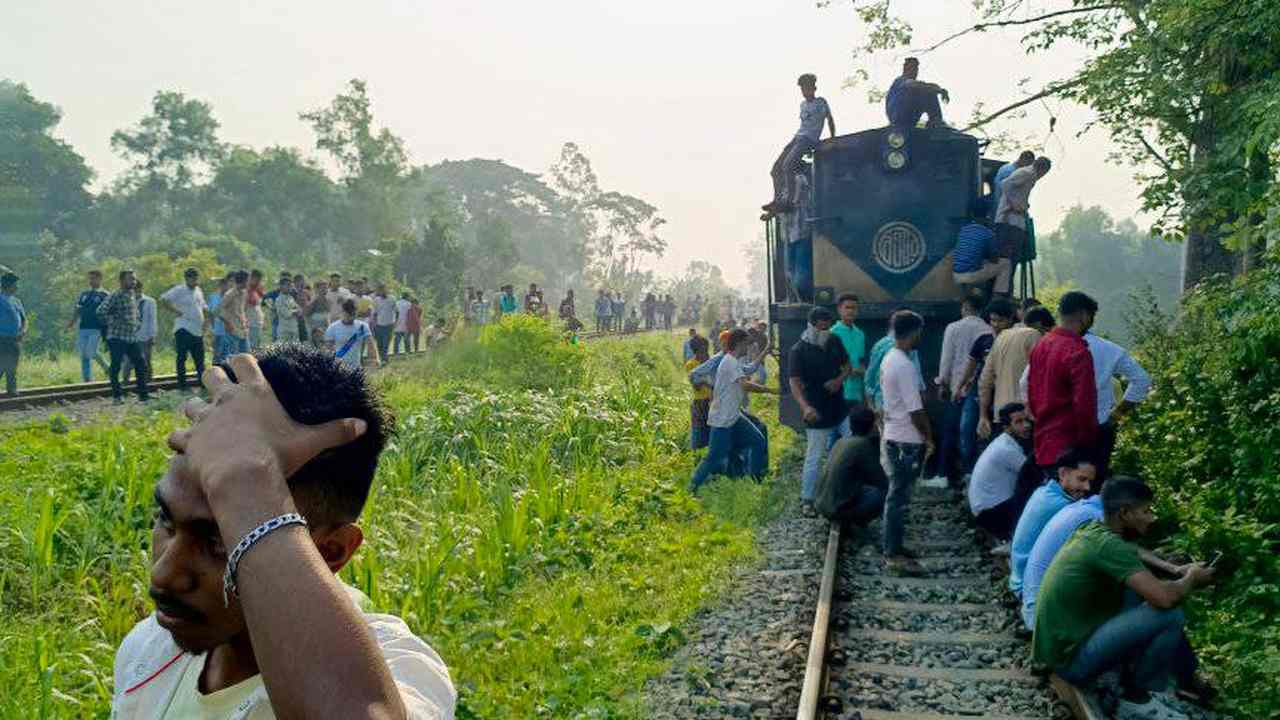তিতাস কমিউটার ট্রেনের ইঞ্জিন বিকল