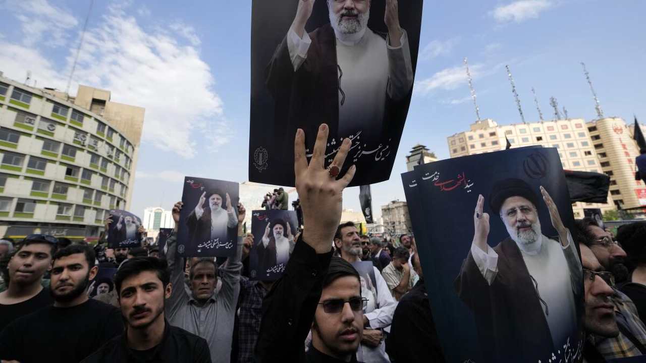 প্রেসিডেন্ট রাইসি’র শোক র‌্যালীতে শোকার্ত ইরানীদের সমাবেশ