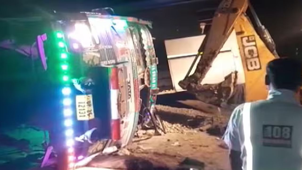 ভারতের উত্তরাখণ্ডের একটি বাসের ওপর পাথরবোঝাই একটি ট্রাক উল্টে যায় / ছবি: এনডিটিভি