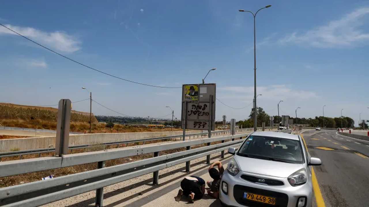 হার্জলিয়া শহরের কাছে হামাসের রকেটের ভয়ে দখলদার অভিবাসীরা মাথা নিচু করে আশ্রয় খোঁজে / ছবি: আলজাজিরা