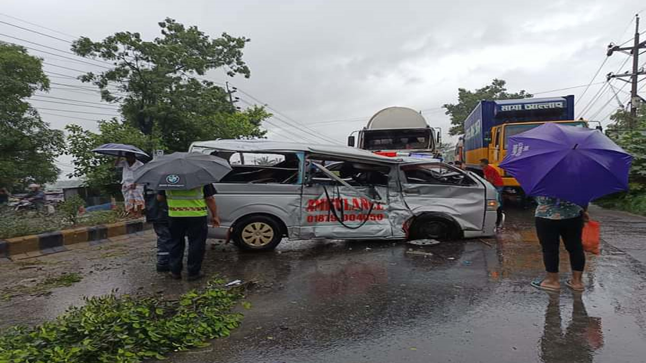 অ্যাম্বুলেন্স নিয়ন্ত্রণ হারিয়ে রোগীর মৃত্যু, হাসপাতালে স্বজনরা