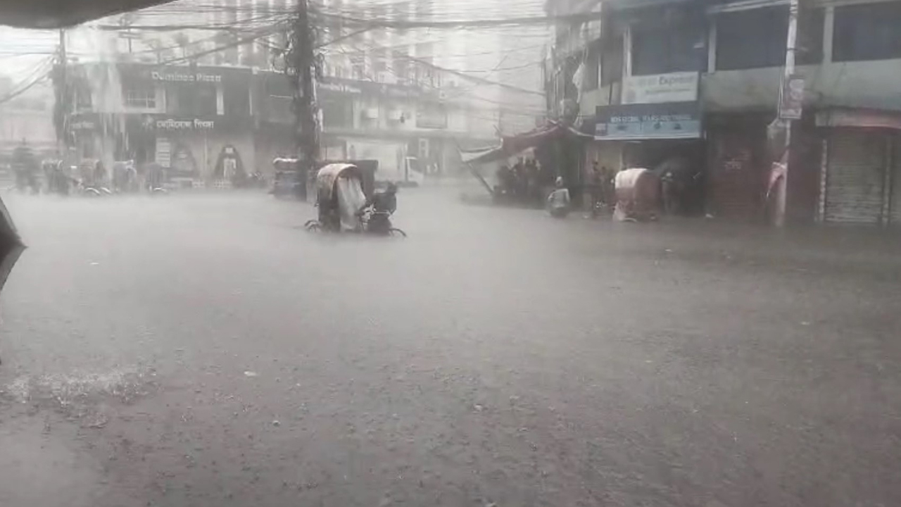 ভারি বর্ষণে কোমর পানিতে ডুবেছে চট্টগ্রাম, দুর্ভোগে মানুষ