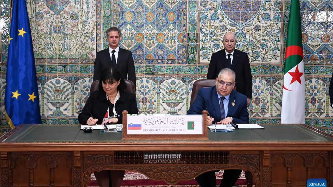 আলজেরিয়ার রাষ্ট্রপতি আবদেলমাদজিদ টেবোউন (ডানে, পিছনে) এবং স্লোভেনীয় প্রধানমন্ত্রী রবার্ট গোলব (বায়ে, পিছনে) সোমবার চুক্তি স্বাক্ষরে উপস্থিত ছিলেন / সিনহুয়া