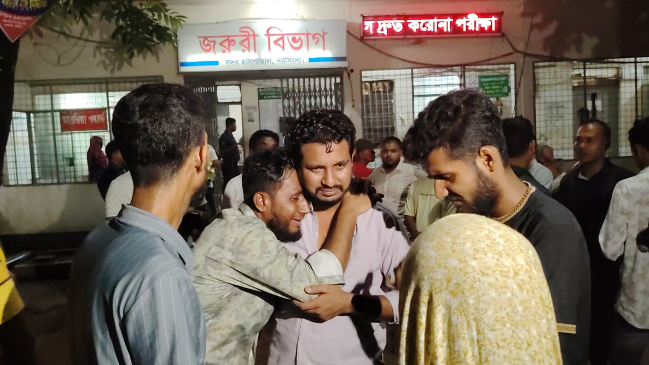স্বজনদের আহাজারি। ছবি: দেশ টিভি