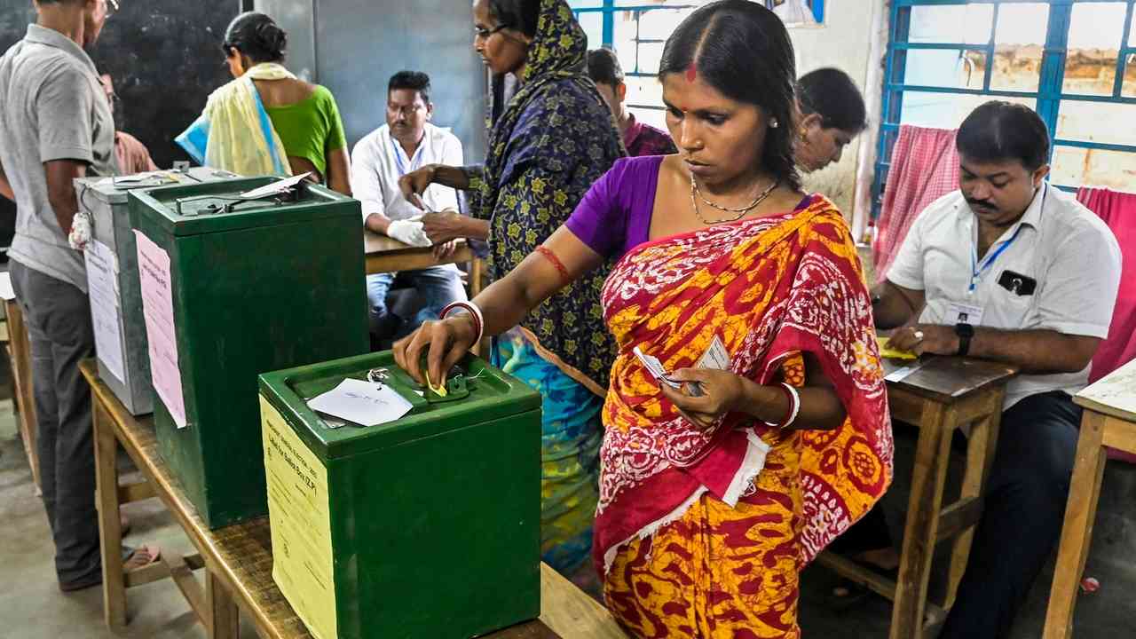 শনিবার পশ্চিমবঙ্গের নদীয়া জেলার একটি ভোটকেন্দ্রে মহিলারা পঞ্চায়েত নির্বাচনের জন্য তাদের ভোট দিচ্ছেন / পিটিআই