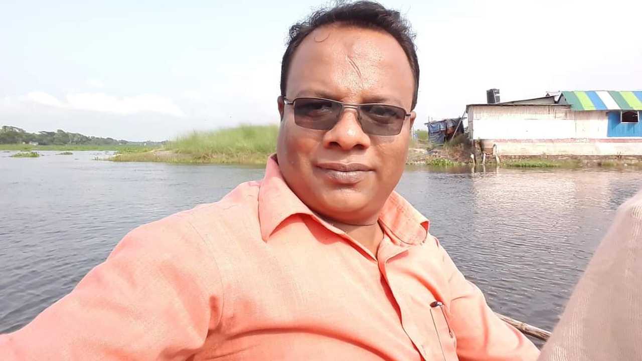 অভিযুক্ত ধর্ষক নুর হোসেন পলাশ (৪৫), রক্তিম রোজ মেডিসিন পার্ক ফার্মেসী, চাটখিল, নোয়াখালী / ছবি: দেশ টিভি