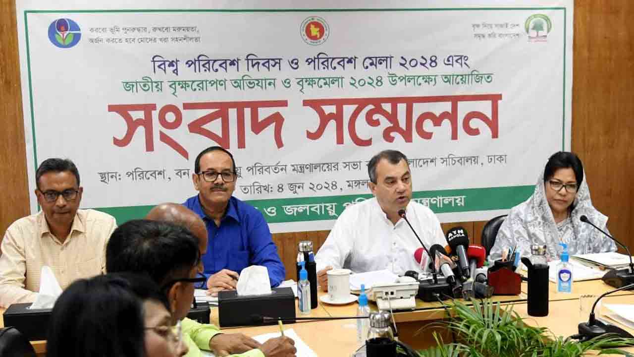 মন্ত্রণালয়ের সভাকক্ষে আয়োজিত সংবাদ সম্মেলনে পরিবেশমন্ত্রী সাবের হোসেন চৌধুরী