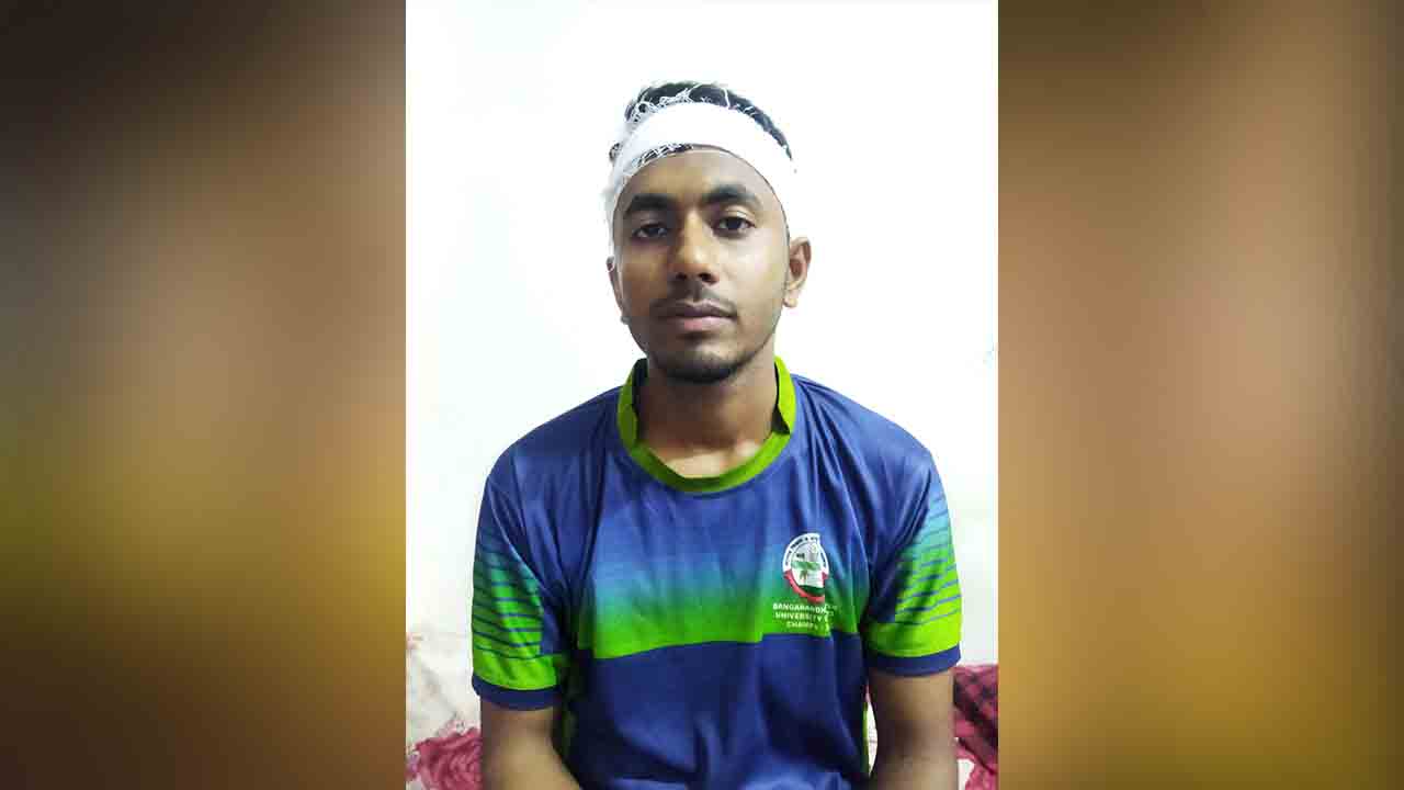 নির্যাতনের শিকার শিক্ষার্থী শাহরীন। ছবি : দেশ টিভি