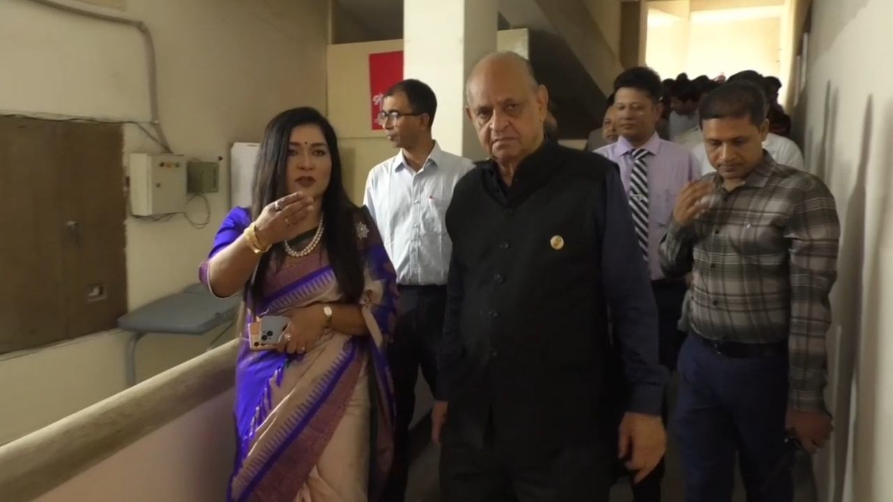 রূপগঞ্জ উপজেলা স্বাস্থ্য কমপ্লেক্স পরিদর্শনে স্বাস্থ্য ও পরিবার পরিকল্পনা মন্ত্রী ডাক্তার সামন্ত লাল সেন / ছবি: দেশ টিভি
