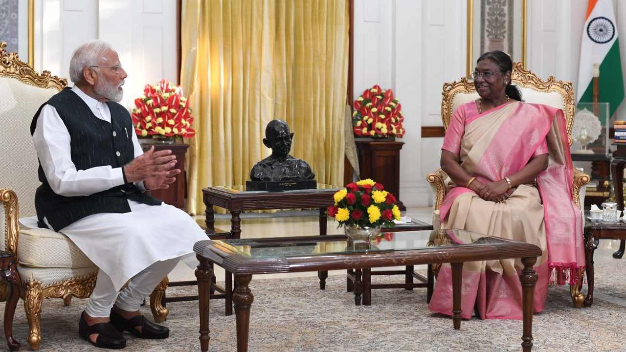 প্রধানমন্ত্রী মোদিকে সরকার গঠনের আমন্ত্রণ, শপথ রোববার