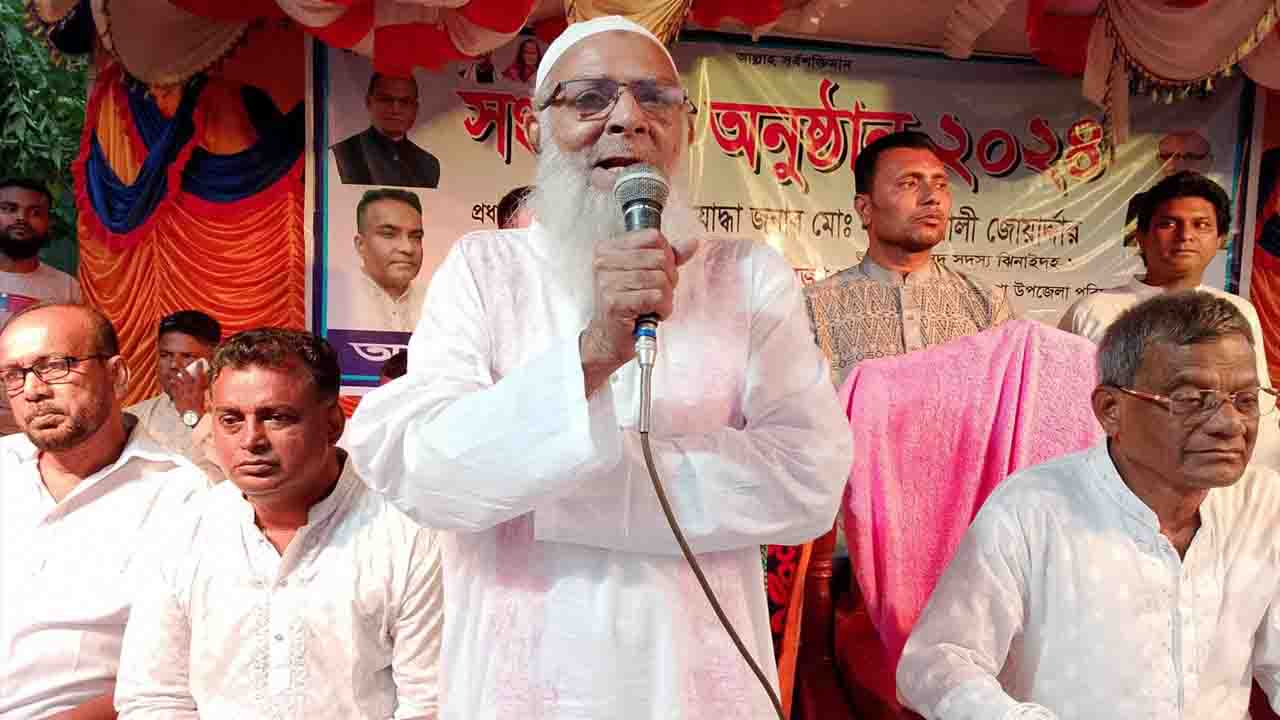 ঝিনাইদহের শৈলকুপা পৌরসভার মেয়র কাজী আশরাফুল আজম বক্তব্য দিচ্ছেন। ছবি : দেশ টিভি