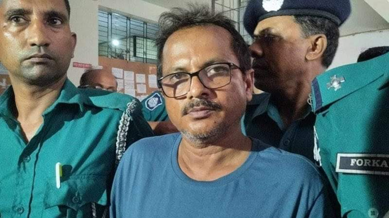 আদালতে কাজী কামাল আহমেদ বাবু। ছবি: দেশ টিভি