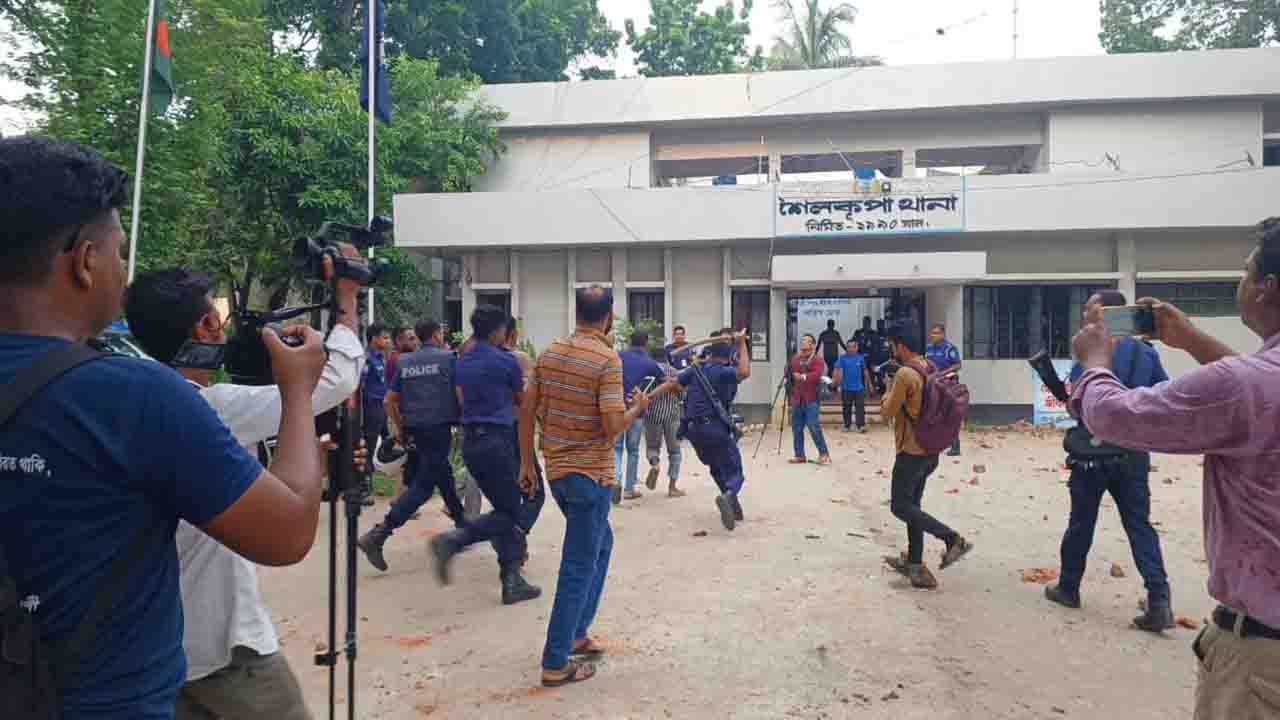 ছাত্রলীগ নেতাকে ছাড়াতে থানায় হামলা, পুলিশসহ আহত ৩০