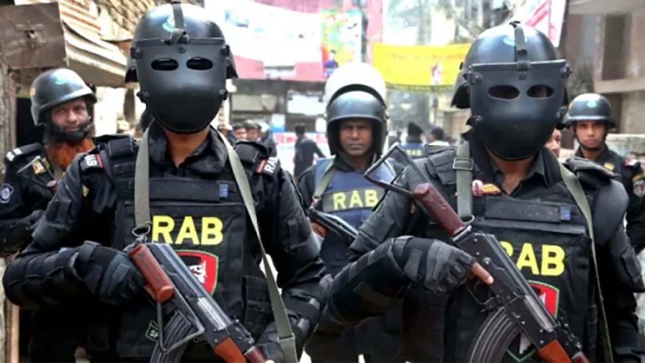 ঈদযাত্রা নির্বিঘ্ন করতে কঠোর অবস্থানে র&zwj;্যাব