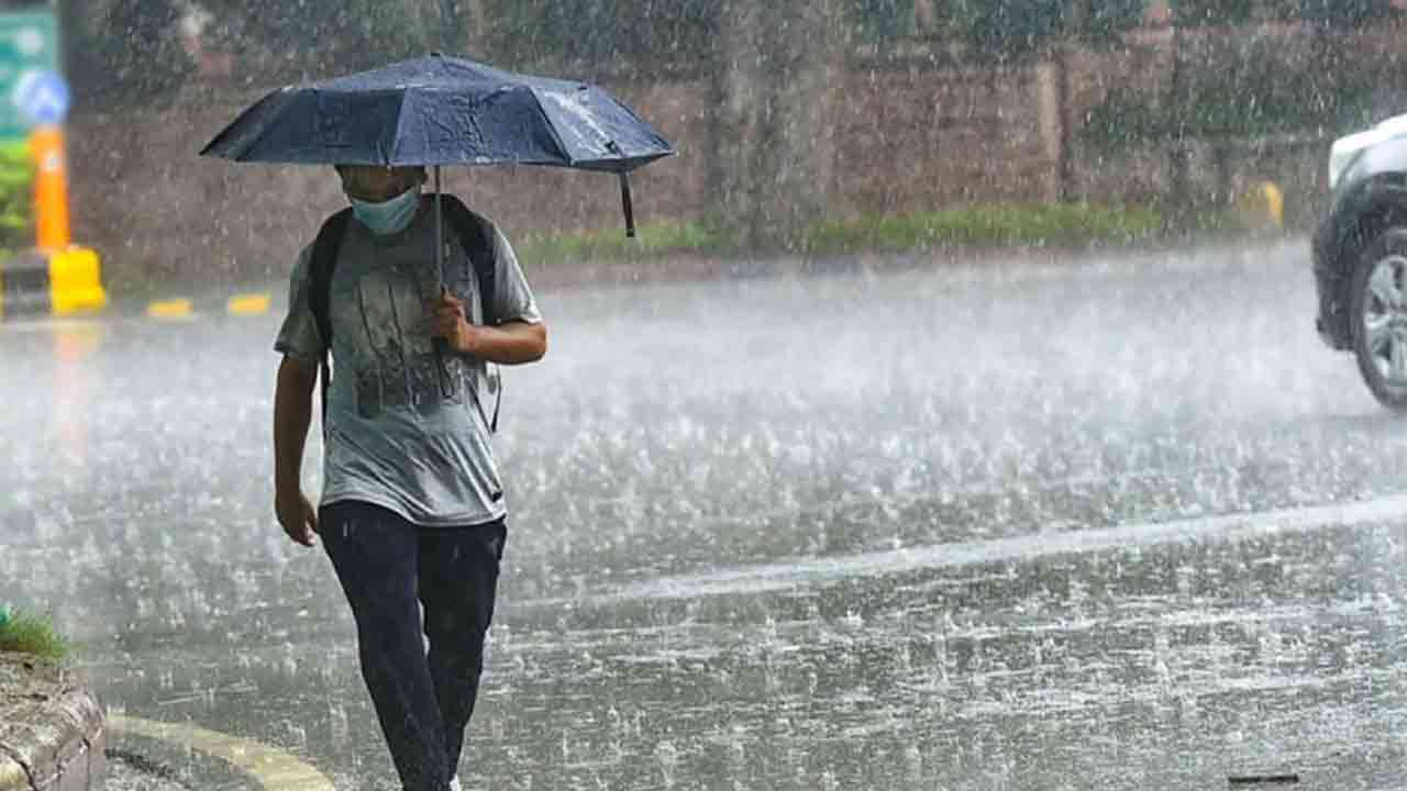 রাজধানীতে স্বস্তির বৃষ্টি, ২ বিভাগে ভারী বর্ষণের আভাস