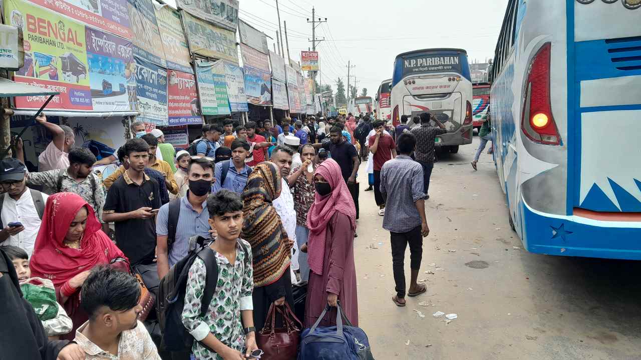 ঈদ যাত্রায় চিরায়িত ভিড়, বাড়িত ভাড়া, জরিমান