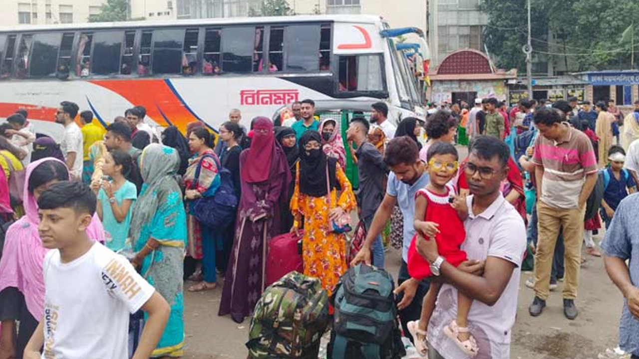 ঈদযাত্রার শেষ দিনেও বাড়ি ফিরছে মানুষ, কাউন্টারে ভিড়
