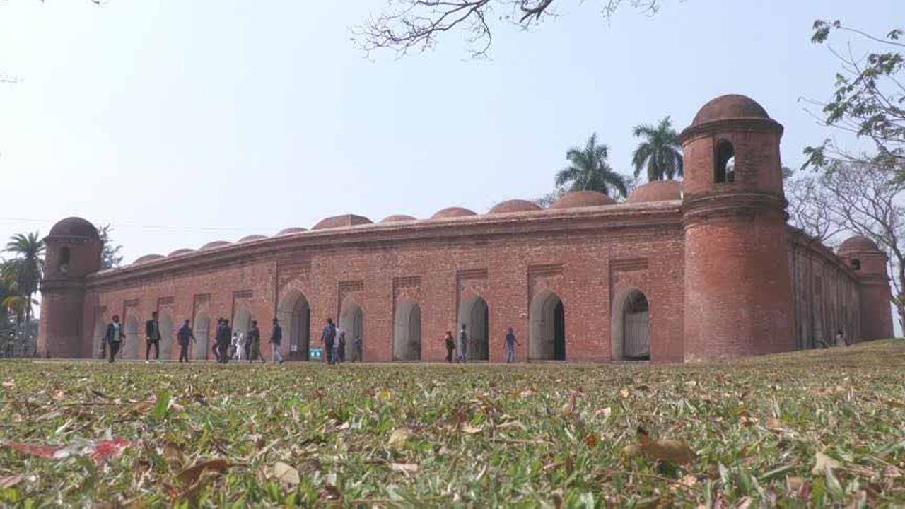 বাগেরহাটে ঈদের প্রধান জামাত ষাট গম্বুজ মসজিদে