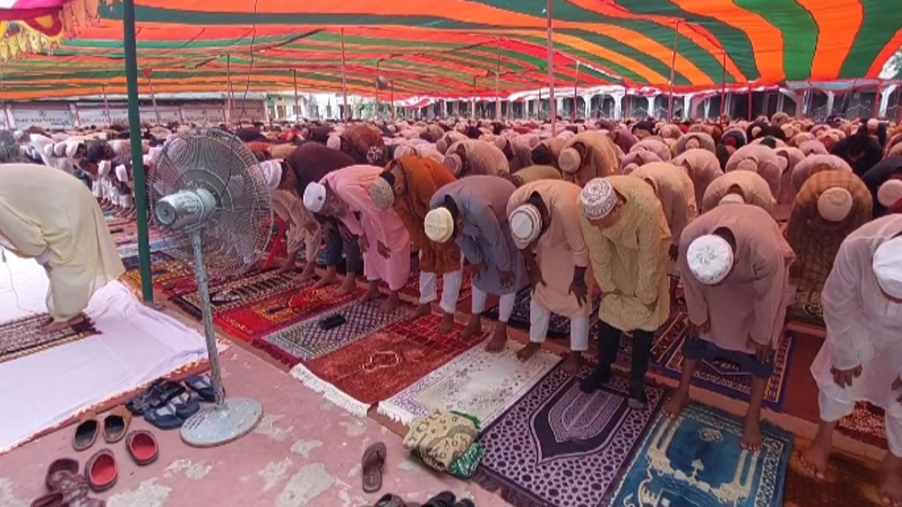 ঝালকাঠিতে ৯৬৫ ঈদগাহে ঈদের নামাজ অনুষ্ঠিত