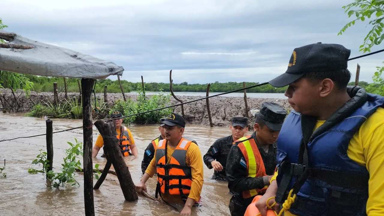 হন্ডুরাসের নাকাওমে এলাকায় অগ্নিনির্বাপক কর্মীরা একটি প্লাবিত এলাকায় উদ্ধার কাজ চালাচ্ছে / এএফপি