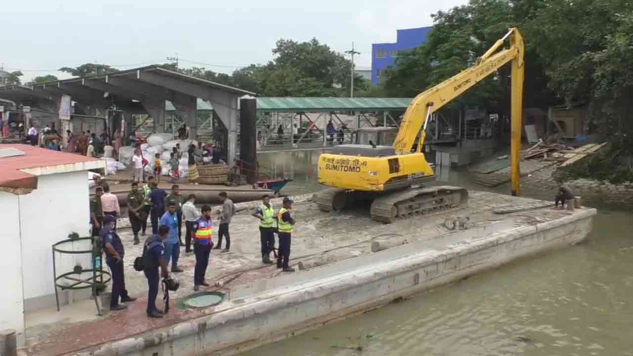 মুন্সীগঞ্জে ধলেশ্বরী তীরে বিআইডব্লিউটিএর উচ্ছেদ অভিযান