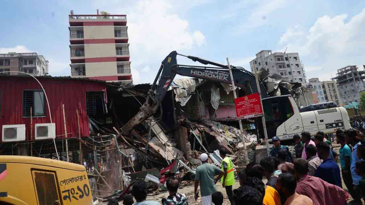 ৬০টি অবৈধ্য স্থাপনা গুড়িয়ে প্রায় ১০ বিঘা ভূমি উদ্ধার ডিএনসিসির