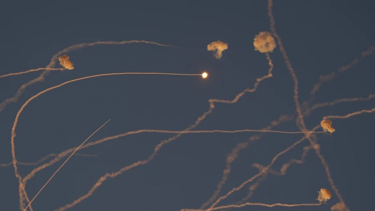 ইসরায়েলি অ্যান্টি-মিসাইল সিস্টেম ইসরায়েলের সাফেদ শহরে হিযবুল্লাহর ক্ষেপনাস্ত্র নিষ্ক্রিয় করে / ছবি: ফ্ল্যাশ৯০